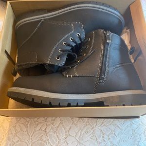 Stone Canyon Black Winter Boots.  Boys size 6M